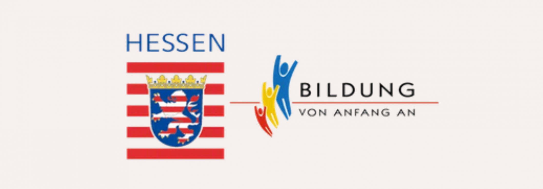 Wappen von Hessen neben dem Logo von 'Bildung von Anfang an', darauf sind drei bunte Figuren hintereinander abgebildet. Die Figuren werden von vorne nach hinten größer und werfen die Arme in die Höhe.